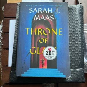 Throne of Glass. Sarah J Maas. Lightly used.